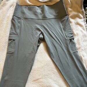 Athleta Salutation Cargo 7/8 Tight